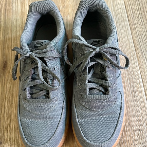 Nike Air Force 1 LV8 size 3Y US UK 2.5 EUR 35 - Picture 2 of 7